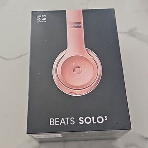 Beats solo 3!! NWT NEVER OPENED!! Rose gold